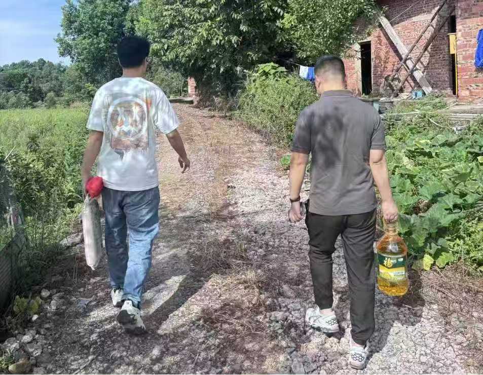全员携手传温暖 家校同行育新苗:我院辅导员暑期深入重庆两地走访困难学生 全员携手传温暖 家校同行育新苗:我院辅导员暑期深入重庆两地走访困难学生