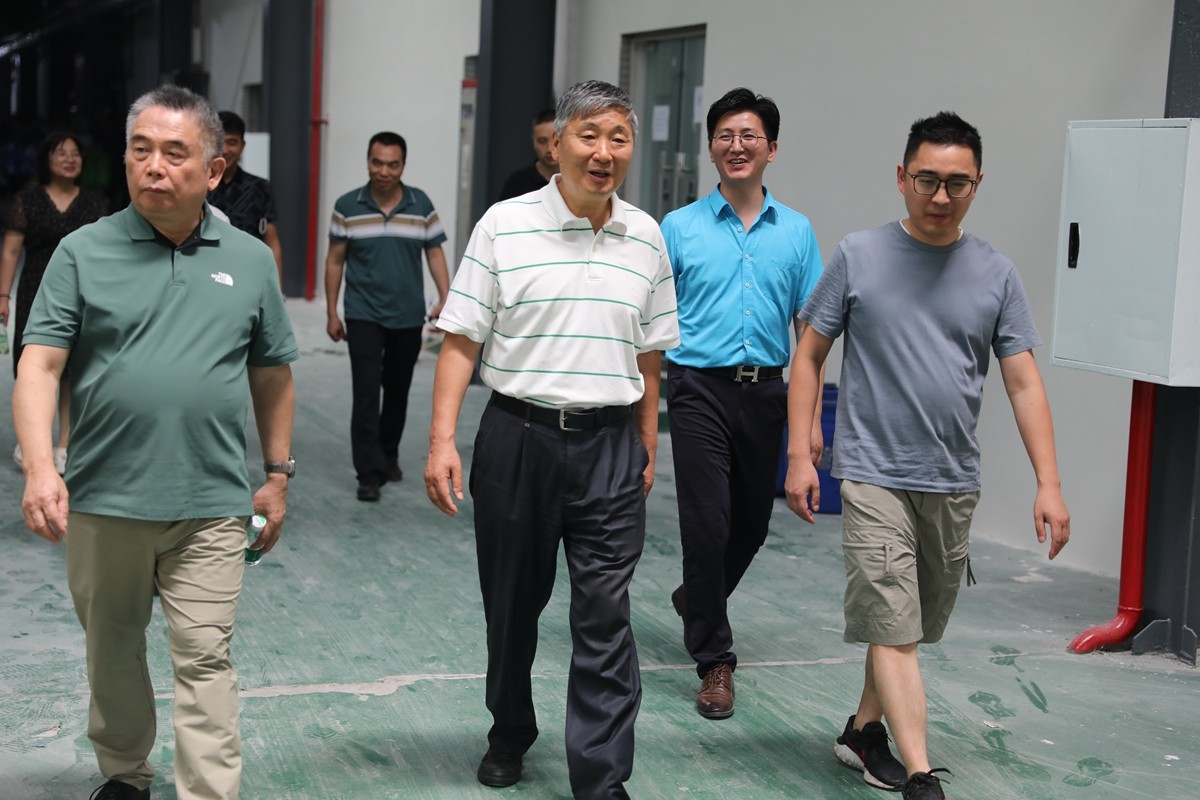 执行理事长周泽扬看望慰问我院教职工 执行理事长周泽扬看望慰问我院教职工