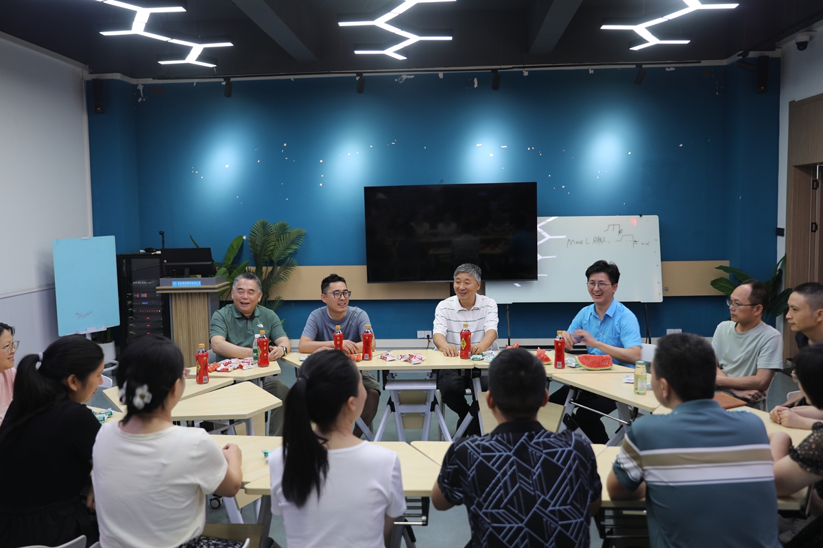 执行理事长周泽扬看望慰问我院教职工 执行理事长周泽扬看望慰问我院教职工